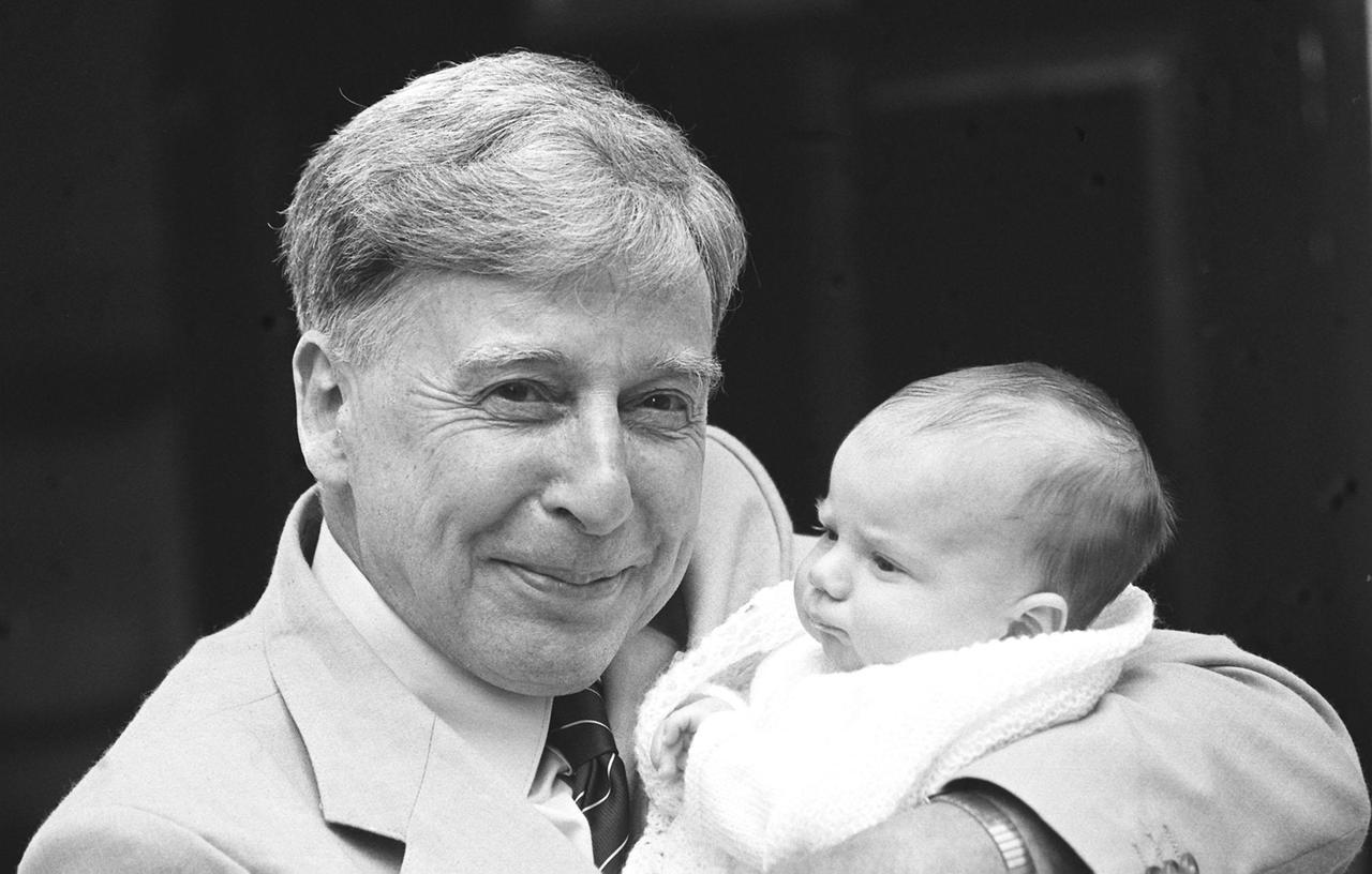 Professor Robert Edwards, Pionier der Reproduktionsmedizin, erhält 2010 den Nobelpreis für Medizin. In den Armen hält er am 23.05.90 Robert Patrick Peter Laird, das 2.500. Retortenbaby