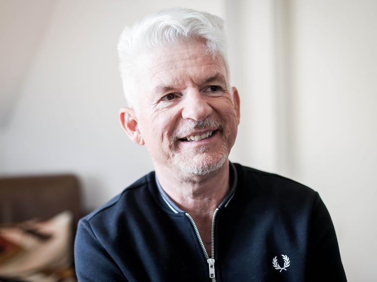 Schriftsteller Heinz Strunk, aufgenommen am Rande eines Interviews in seiner Wohnung.