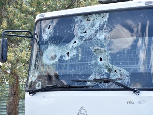 Eine Windschutzscheibe mit Einschusslöchern von einem demolierten Bus nach Protesten in Karakalpakstan's Hauptstadt Nukus, Usbekistan im Juli 2022.