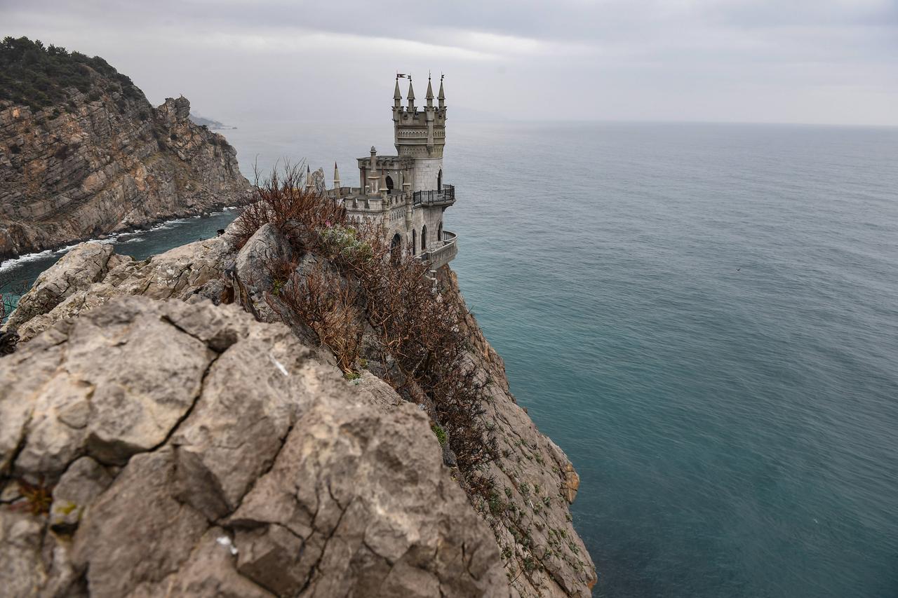 Das neugotische Schloss Schwalbennest in Jalta mit Blick auf das Meer. Das neugotische Schloss Schwalbennest in Jalta mit Blick auf das Meer.