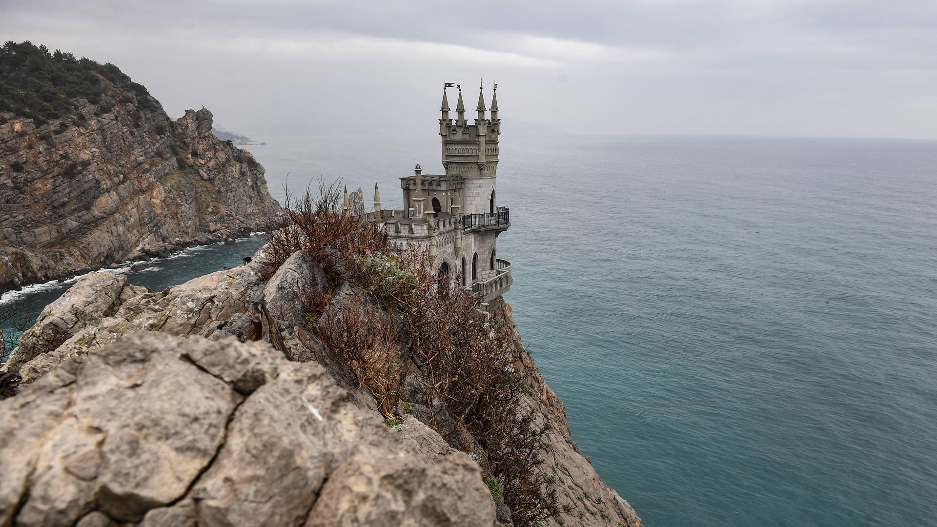 Das neugotische Schloss Schwalbennest in Jalta mit Blick auf das Meer. Das neugotische Schloss Schwalbennest in Jalta mit Blick auf das Meer.