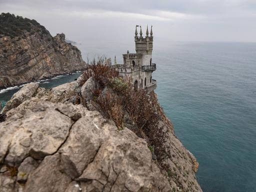 Das neugotische Schloss Schwalbennest in Jalta mit Blick auf das Meer. Das neugotische Schloss Schwalbennest in Jalta mit Blick auf das Meer.