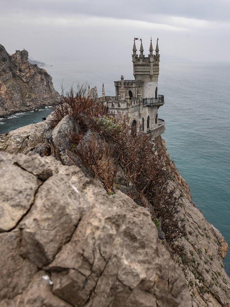 Das neugotische Schloss Schwalbennest in Jalta mit Blick auf das Meer. 