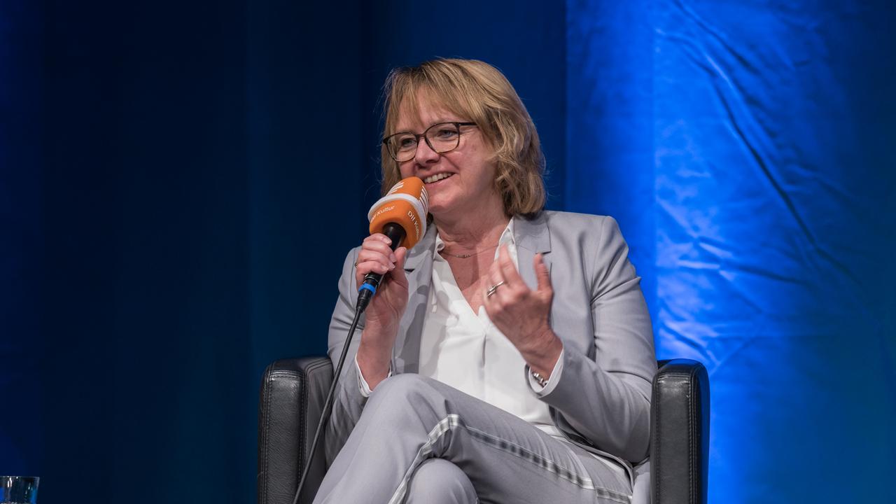 Die Programmdirektorin des Deutschlandradios, Jona Teichmann, spricht im Rahmen des Kölner Forums für Journalismuskritik Die Programmdirektorin des Deutschlandradios, Jona Teichmann, spricht im Rahmen des Kölner Forums für Journalismuskritik
