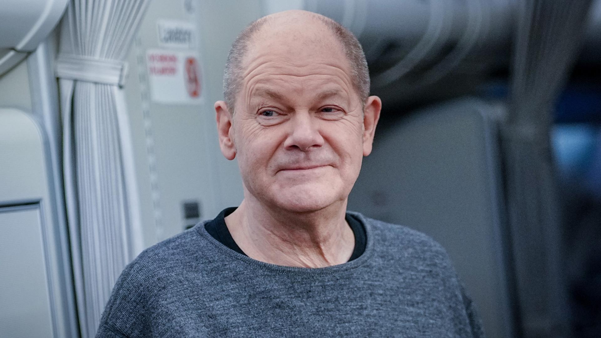 Bundeskanzler Olaf Scholz (SPD) im Pullover im Airbus A340 auf dem Weg nach Washington Bundeskanzler Olaf Scholz (SPD) im Pullover im Airbus A340 auf dem Weg nach Washington