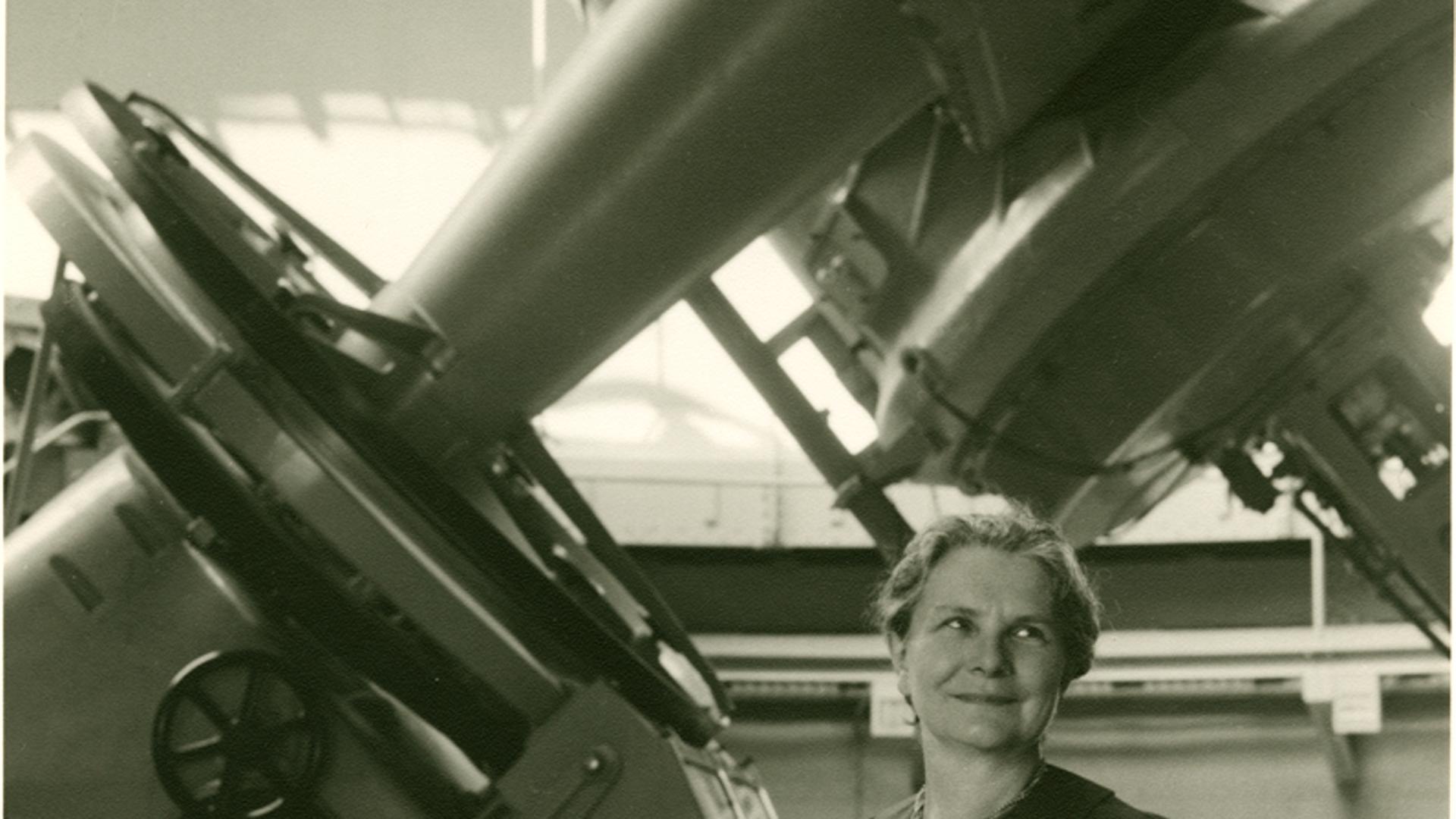 Helen Sawyer Hogg (1905-1993) am Teleskop