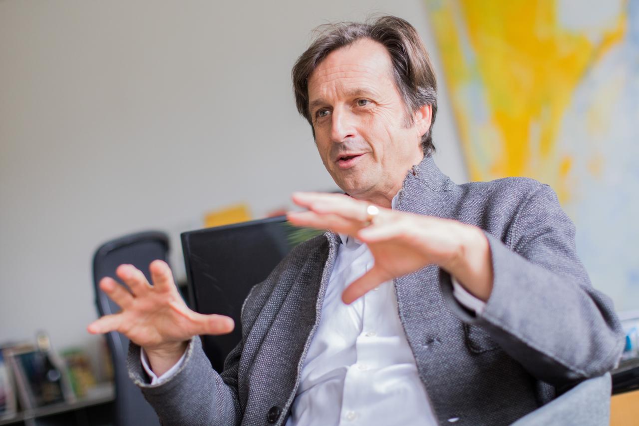 Stephan Grünewald an seinem Schreibtisch sitzend. Stephan Grünewald an seinem Schreibtisch sitzend.