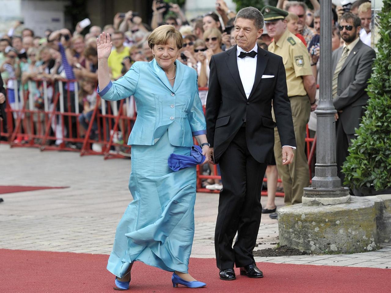 Bundeskanzlerin Dr. Angela MERKEL (CDU) mit Ihrem Ehemann Joachim SAUER bei der Eroeffnung der Bayreuther Richard Wagner Festspiele am 25.07.2015. 