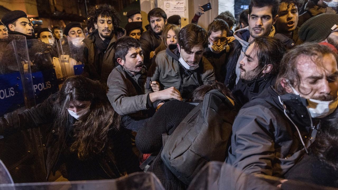 Die türkische Polizei hat protestierende Studenten eingekesselt, sie stehen eng beieinander und sehen verzweifelt aus. Istanbul, 14. Januar 2022. Die türkische Polizei hat protestierende Studenten eingekesselt, sie stehen eng beieinander und sehen verzweifelt aus. Istanbul, 14. Januar 2022.