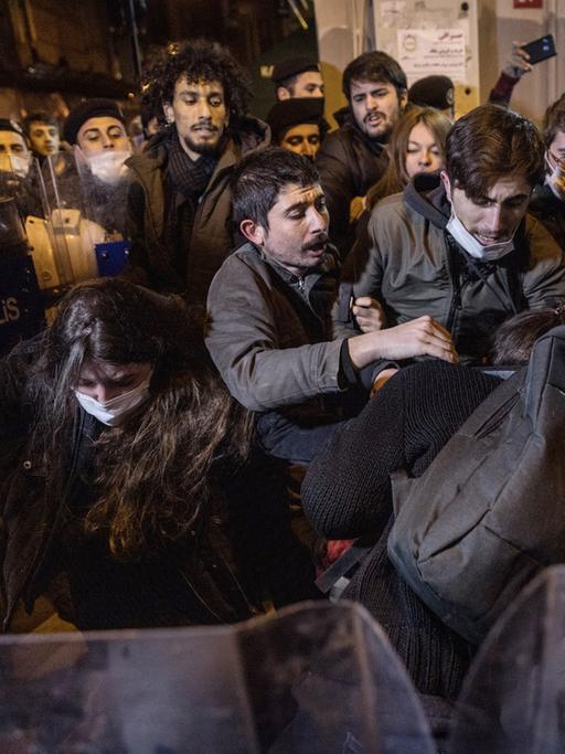 Die türkische Polizei hat protestierende Studenten eingekesselt, sie stehen eng beieinander und sehen verzweifelt aus. Istanbul, 14. Januar 2022.