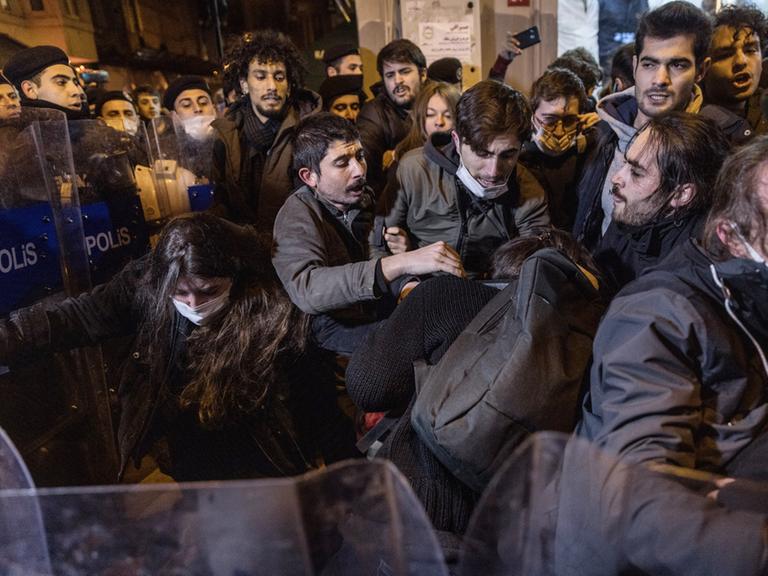 Die türkische Polizei hat protestierende Studenten eingekesselt, sie stehen eng beieinander und sehen verzweifelt aus. Istanbul, 14. Januar 2022.