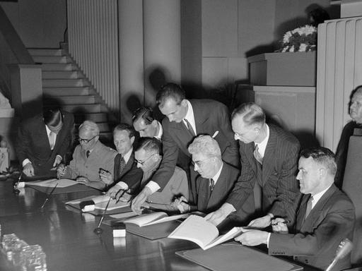 Die Schweizer Delegation unterzeichnet am 12. August 1949 im Palais des Nations in Genf die vier überarbeiteten Genfer Konventionen zum Schutz von Personen, die in einem bewaffneten Konflikt nicht an den Kampfhandlungen teilnehmen