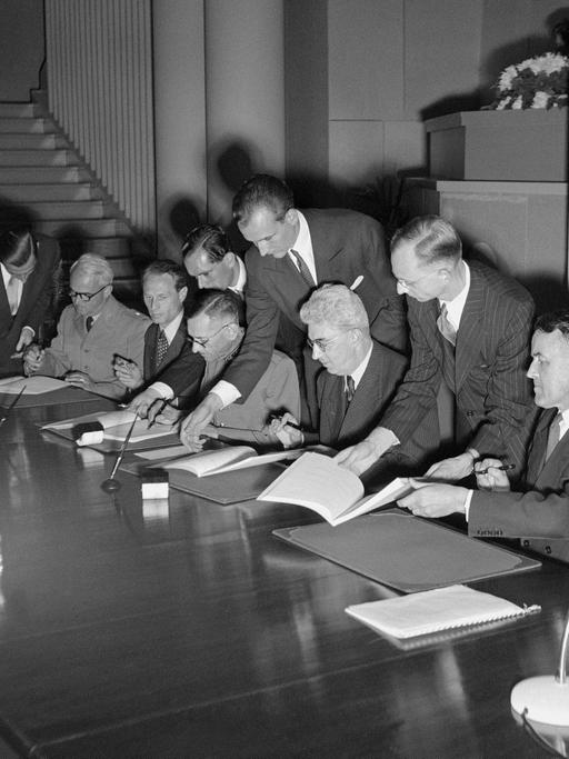 Die Schweizer Delegation unterzeichnet am 12. August 1949 im Palais des Nations in Genf die vier überarbeiteten Genfer Konventionen zum Schutz von Personen, die in einem bewaffneten Konflikt nicht an den Kampfhandlungen teilnehmen