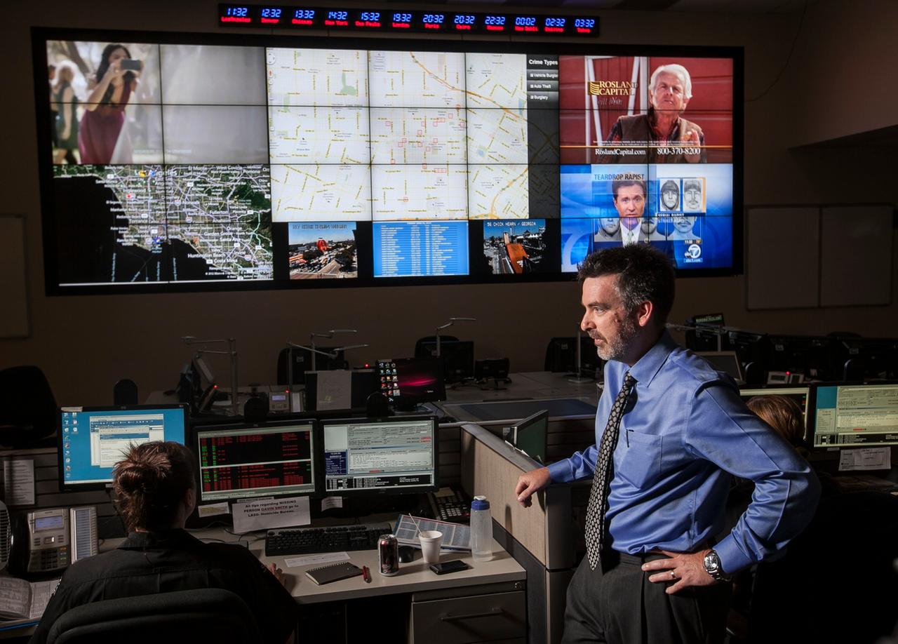 Jeff Brantingham, ein Professor der University of California Los Angeles, zeigt "predictive policing" Zonen im Los Angeles Police Department. Jeff Brantingham, ein Professor der University of California Los Angeles, zeigt "predictive policing" Zonen im Los Angeles Police Department.