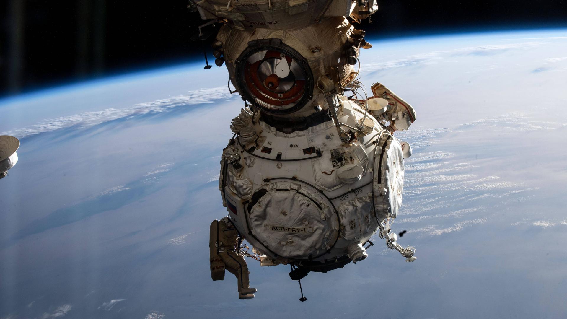 Russische Astronauten arbeiten an der ISS. 