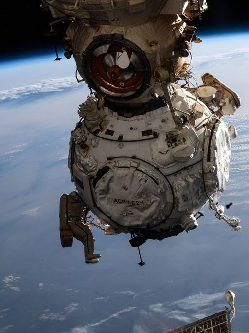 Blick auf die russischen Astronauten Pyotr Dubrov und Anton Shkaplerov arbeiten an einem Teil der Internationalen Raumstation ISS