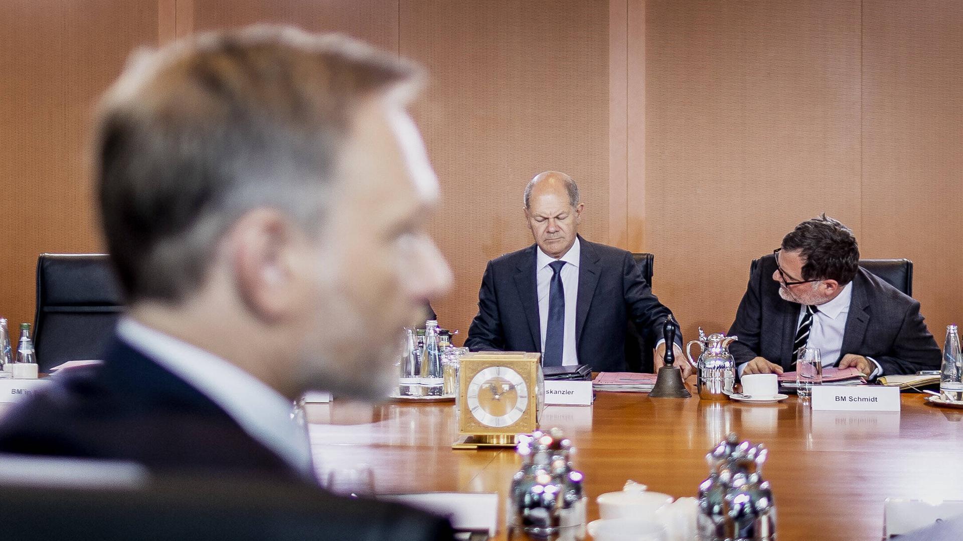 Christian Lindner FDP, Bundesminister der Finanzen, Olaf Scholz SPD, Bundeskanzler, und Wolfgang Schmidt SPD, Chef des Bundeskanzleramtes, aufgenommen im Rahmen der Sitzung vom Kabinett im Bundeskanzleramt in Berlin, 01.07.2022. Berlin Deutschland Christian Lindner FDP, Bundesminister der Finanzen, Olaf Scholz SPD, Bundeskanzler, und Wolfgang Schmidt SPD, Chef des Bundeskanzleramtes, aufgenommen im Rahmen der Sitzung vom Kabinett im Bundeskanzleramt in Berlin, 01.07.2022. Berlin Deutschland