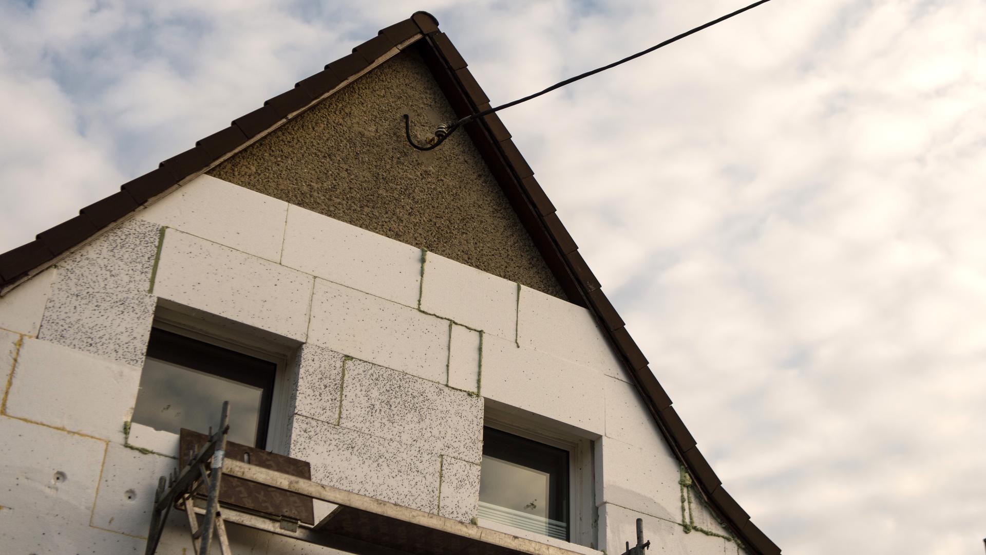 Ein altes Wohnhaus in Berlin wird saniert. Ein altes Wohnhaus in Berlin wird saniert.