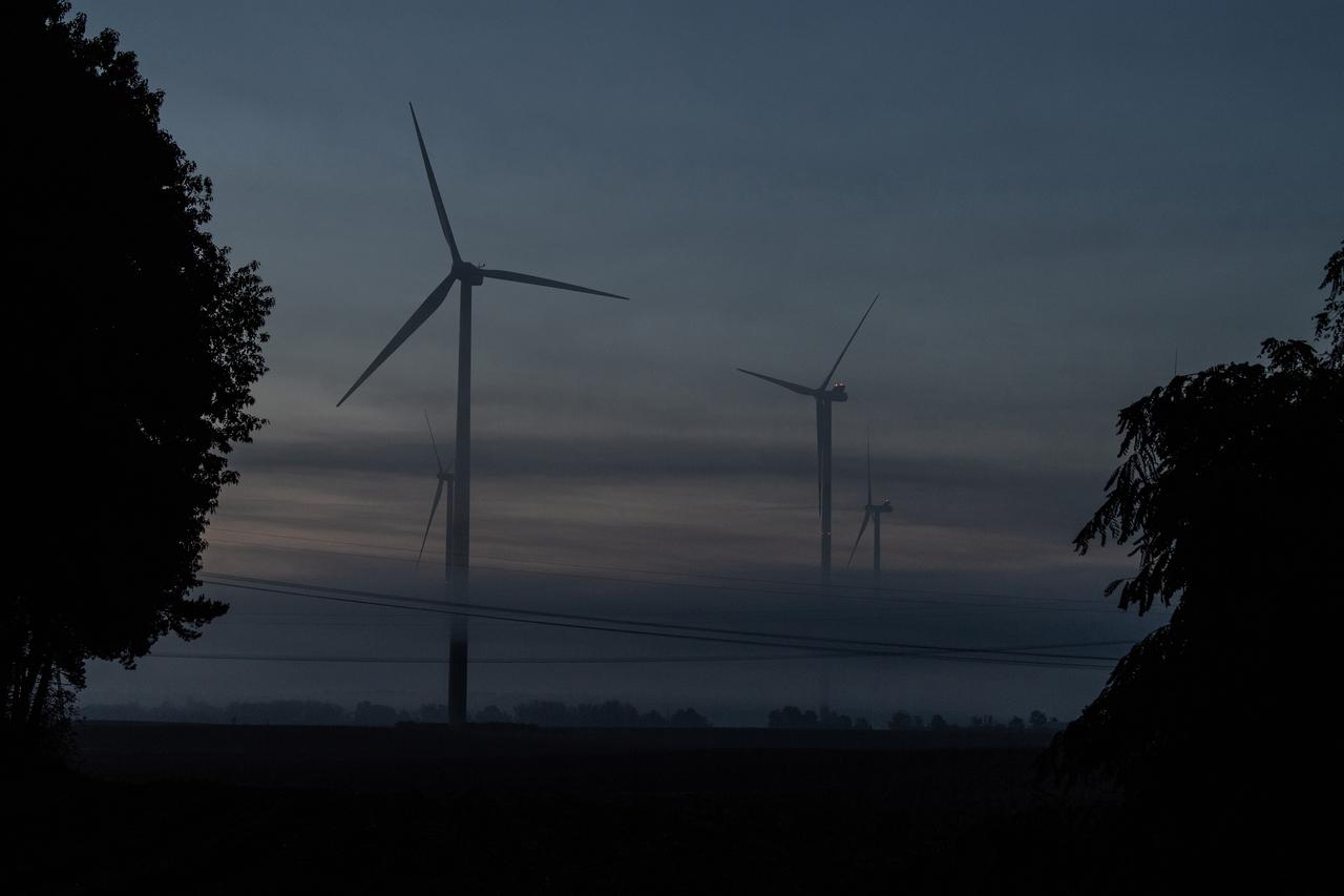 Windräder auf einem Feld morgens in Brandenburg Windräder auf einem Feld morgens in Brandenburg