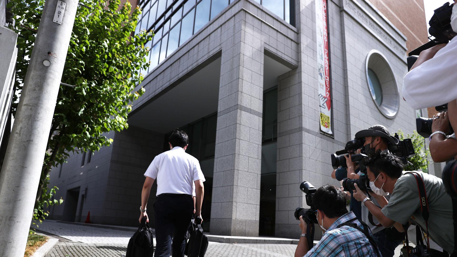 Ermittler gehen ins Hauptquartier des japanischen Verlags Kadokawa im Zuge der Korruptionsvorwürfe rund um die Vergabe der Olympischen Sommerspiele nach Tokio 2020. Ermittler gehen ins Hauptquartier des japanischen Verlags Kadokawa im Zuge der Korruptionsvorwürfe rund um die Vergabe der Olympischen Sommerspiele nach Tokio 2020.