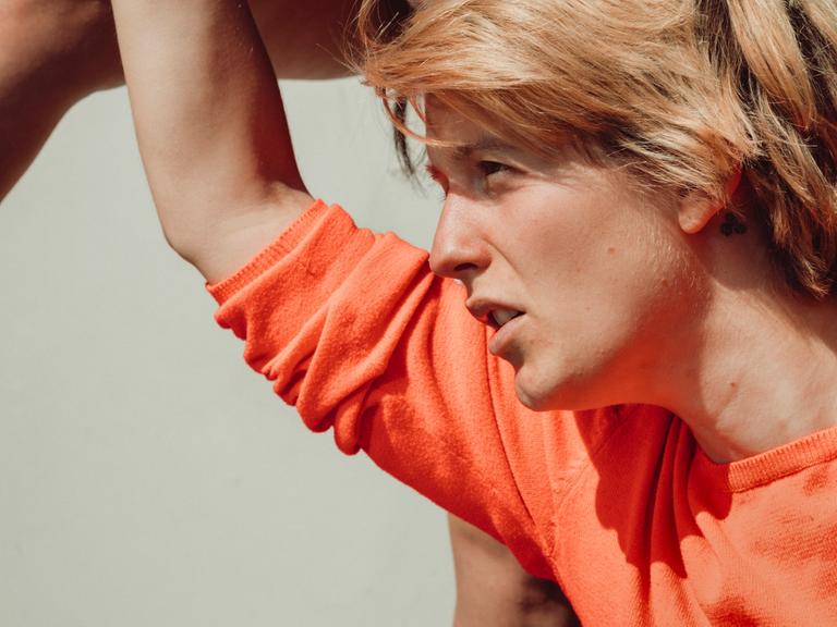 Tänzerin Sophia Neises in der Produktion Fux von Ursina Tossi, einem Tanzstück für Kinder und Jugendliche