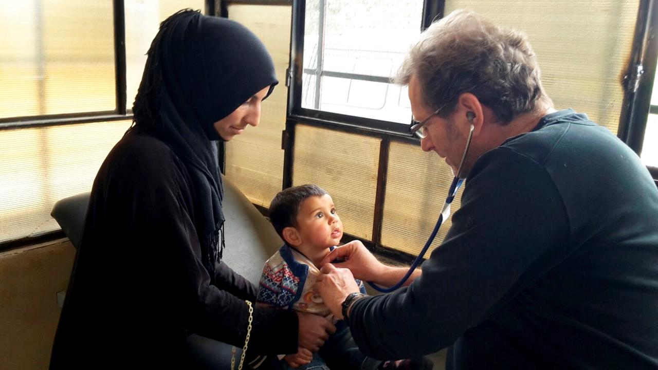 Der Arzt Gerhard Trabert untersucht am 28. März 2017 ein Kind in einem nordsyrischen Flüchtlingscamp
