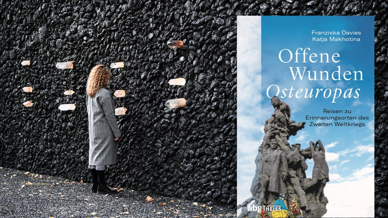 Das Buchcover von Franziska Davies, Katja Makhotina: „Offene Wunden Osteuropas. Reisen zu Erinnerungsorten des Zweiten Weltkriegs“ vor der "Crystal Wall of Crying" der Gedenkstätte Babyn Jar Das Buchcover von Franziska Davies, Katja Makhotina: „Offene Wunden Osteuropas. Reisen zu Erinnerungsorten des Zweiten Weltkriegs“ vor der "Crystal Wall of Crying" der Gedenkstätte Babyn Jar