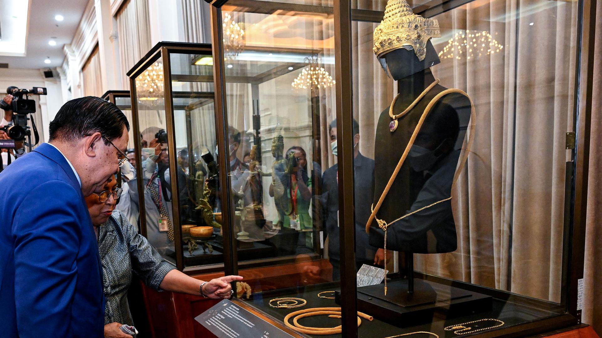 Kambodschas Premierminister Hun Sen (l) und Kulturministerin Phoeurng Sackona betrachten die zurückgegebenen Kronjuwelen im Friedenspalast in Phnom Penh. Kambodschas Premierminister Hun Sen (l) und Kulturministerin Phoeurng Sackona betrachten die zurückgegebenen Kronjuwelen im Friedenspalast in Phnom Penh.
