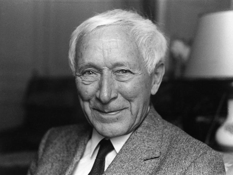 Porträt des lächelnden Schriftstellers Ernst Jünger. Paris, 1983.