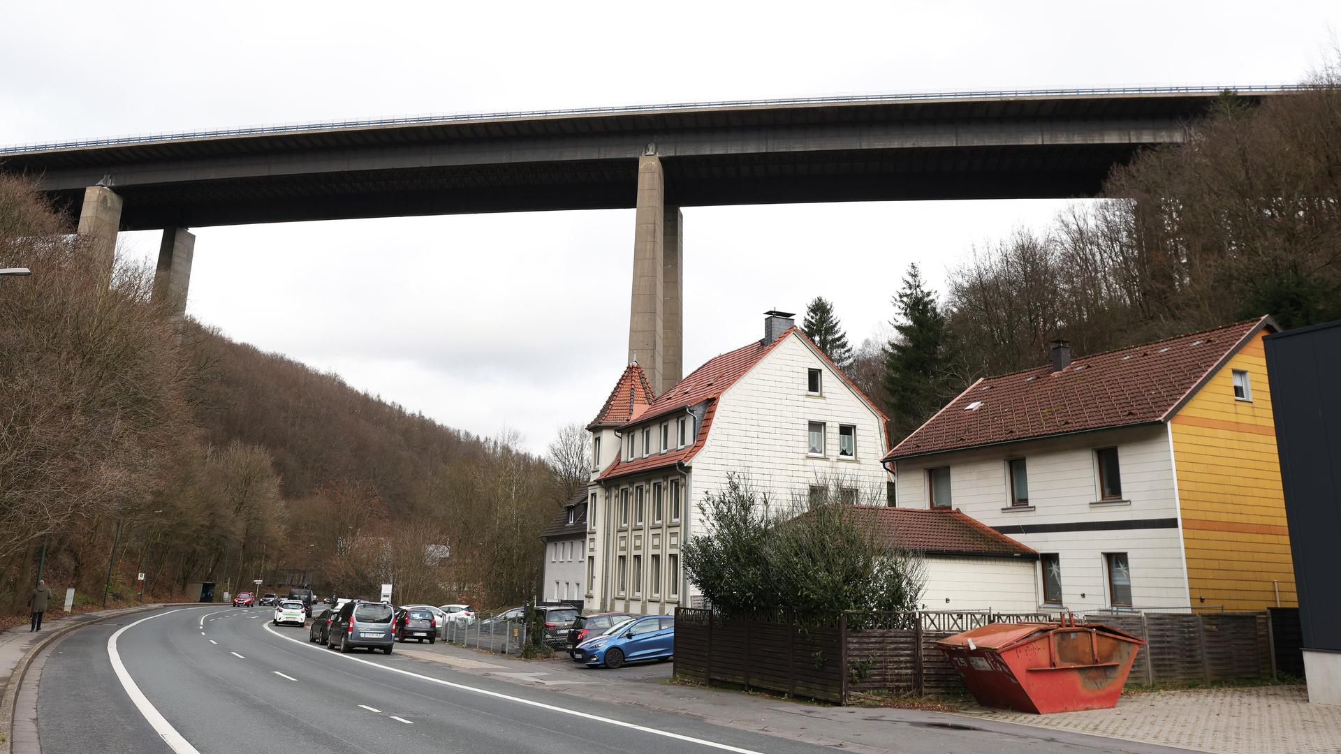 Blick auf die Talbrücke Rahmede von unten