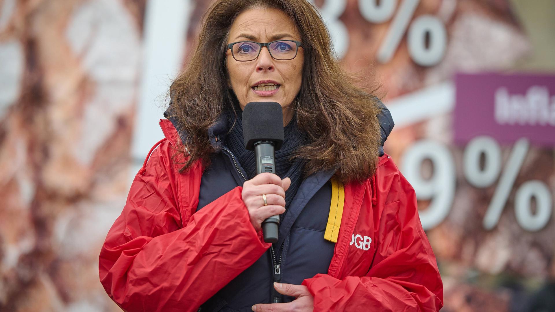 Das Foto zeigt DGB-Chefin Fahimi. Sie trägt eine rote Jacke. Das Foto zeigt DGB-Chefin Fahimi. Sie trägt eine rote Jacke.