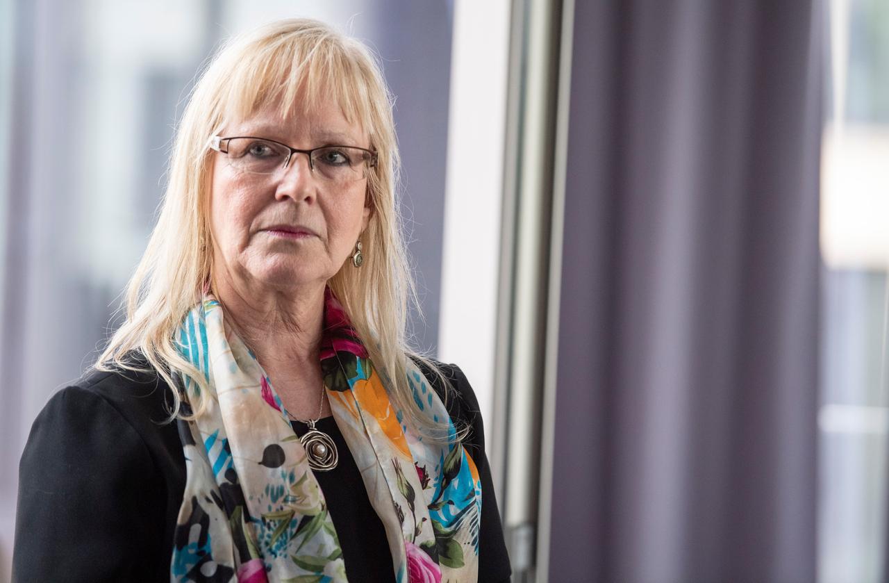 Porträt von Susanne Schröter vor einem Fenster. Sie trägt einen dunklen Blazer und ein farbiges Halstuch. Porträt von Susanne Schröter vor einem Fenster. Sie trägt einen dunklen Blazer und ein farbiges Halstuch.