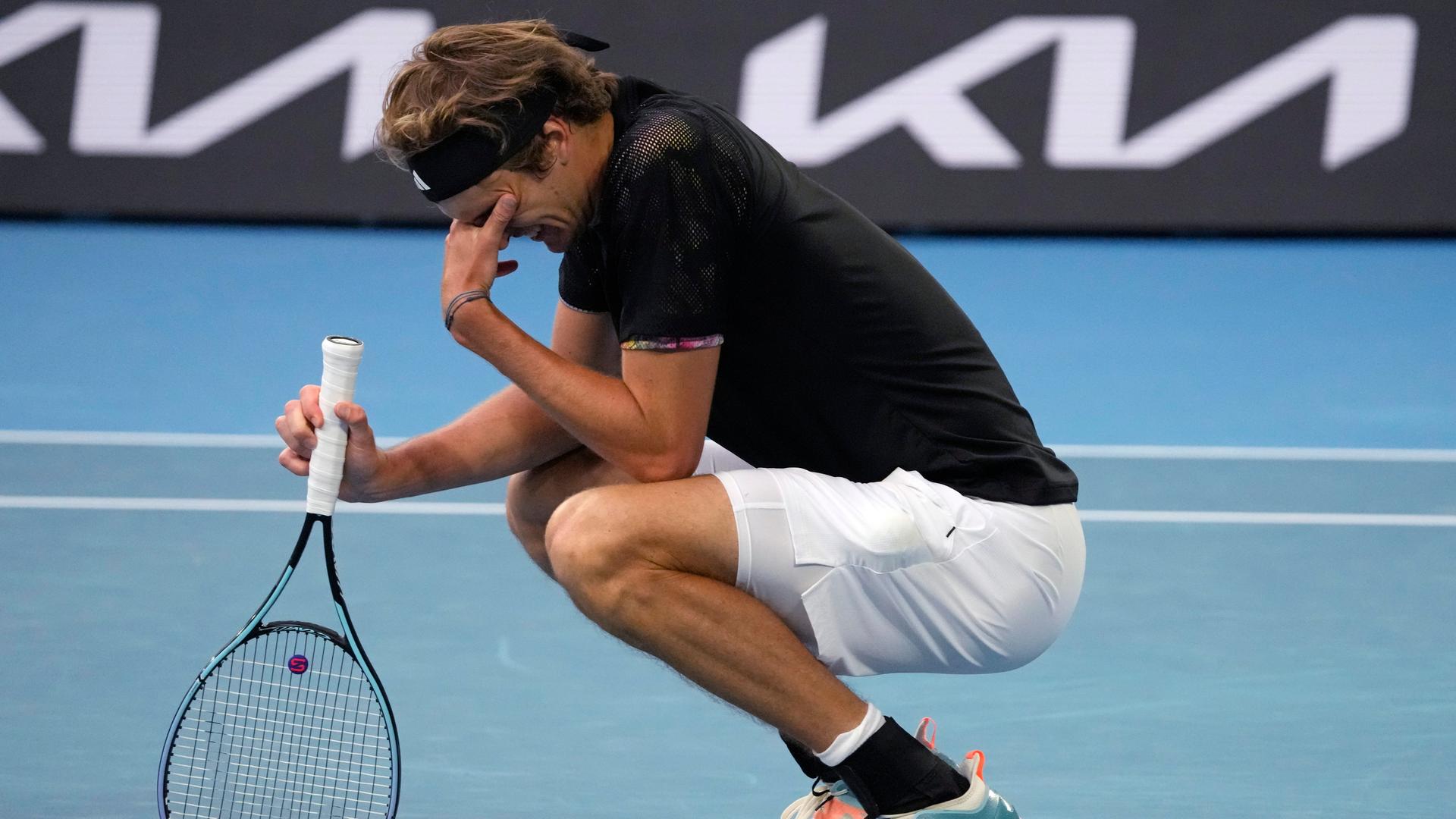 Alexander Zverev unglücklich auf dem Tennisplatz Alexander Zverev unglücklich auf dem Tennisplatz
