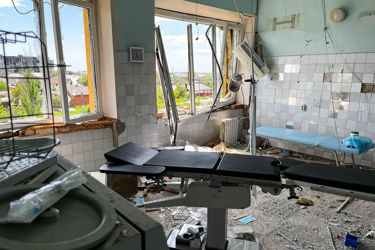 Eine zerstörte Intensivstation eines Krankenhauses in Mariupol in der Ukraine, die vom russischen Militär bombardiert wurde. Eine zerstörte Intensivstation eines Krankenhauses in Mariupol in der Ukraine, die vom russischen Militär bombardiert wurde.