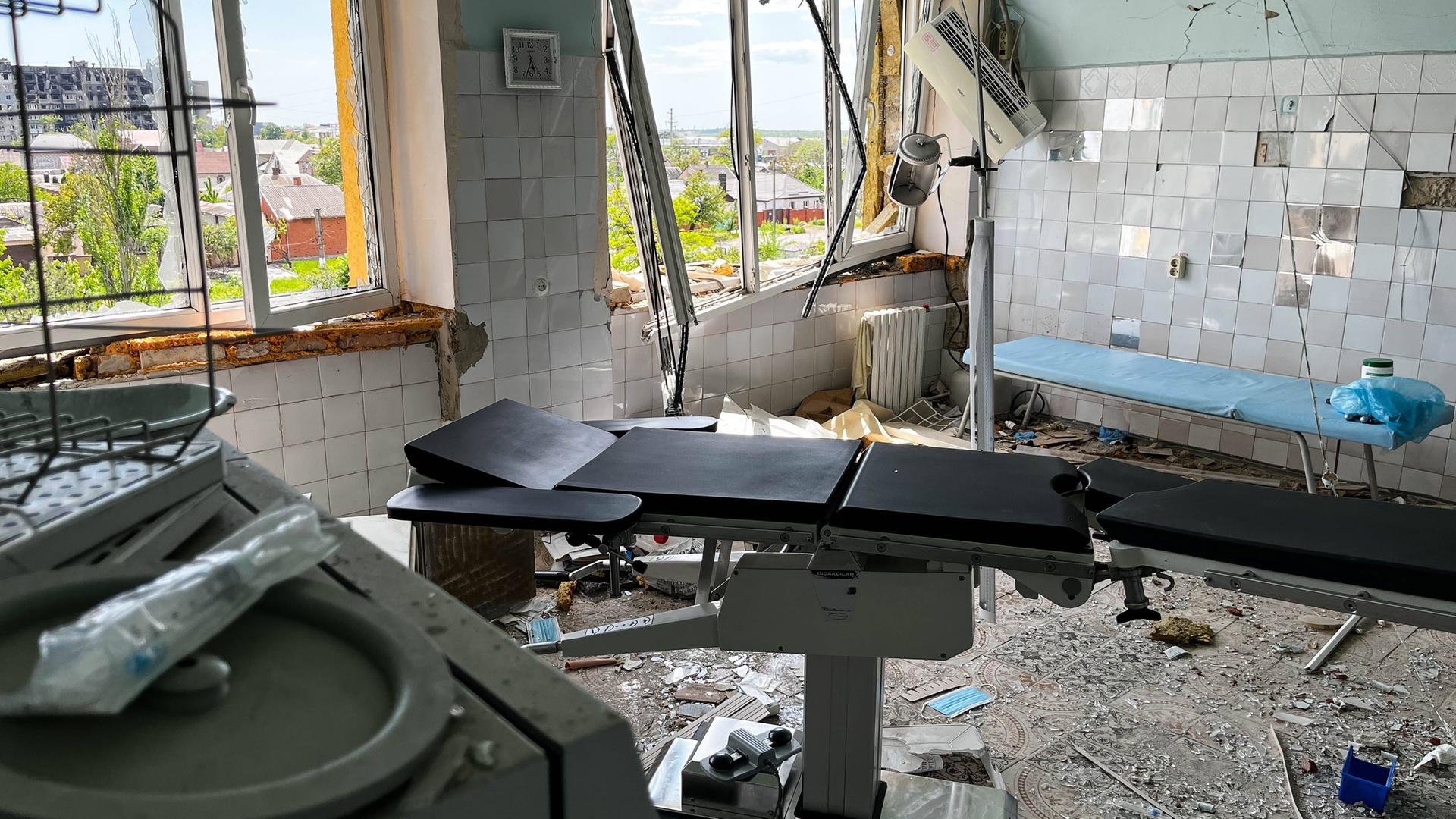 Eine zerstörte Intensivstation eines Krankenhauses in Mariupol in der Ukraine, die vom russischen Militär bombardiert wurde. Eine zerstörte Intensivstation eines Krankenhauses in Mariupol in der Ukraine, die vom russischen Militär bombardiert wurde.