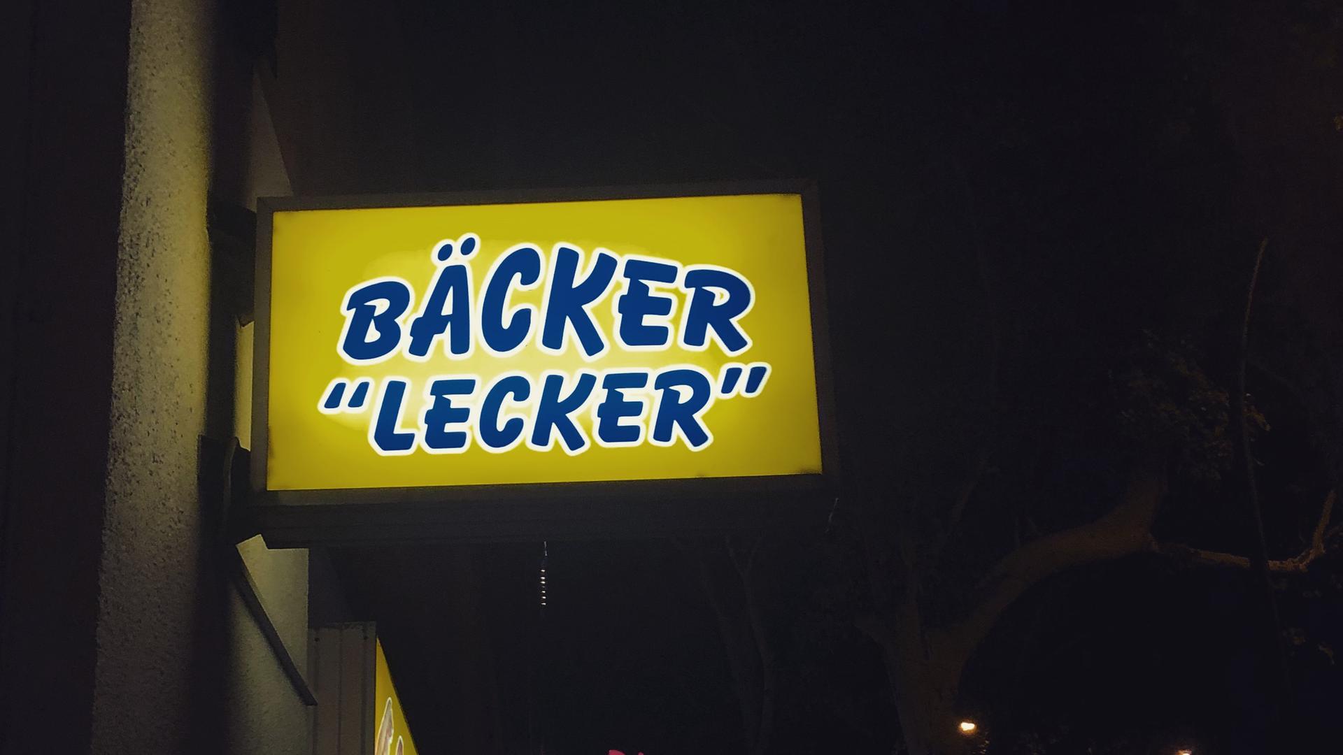 Das Schild einer Bäckerei mit dem Schild "Bäcker 'Lecker'". 