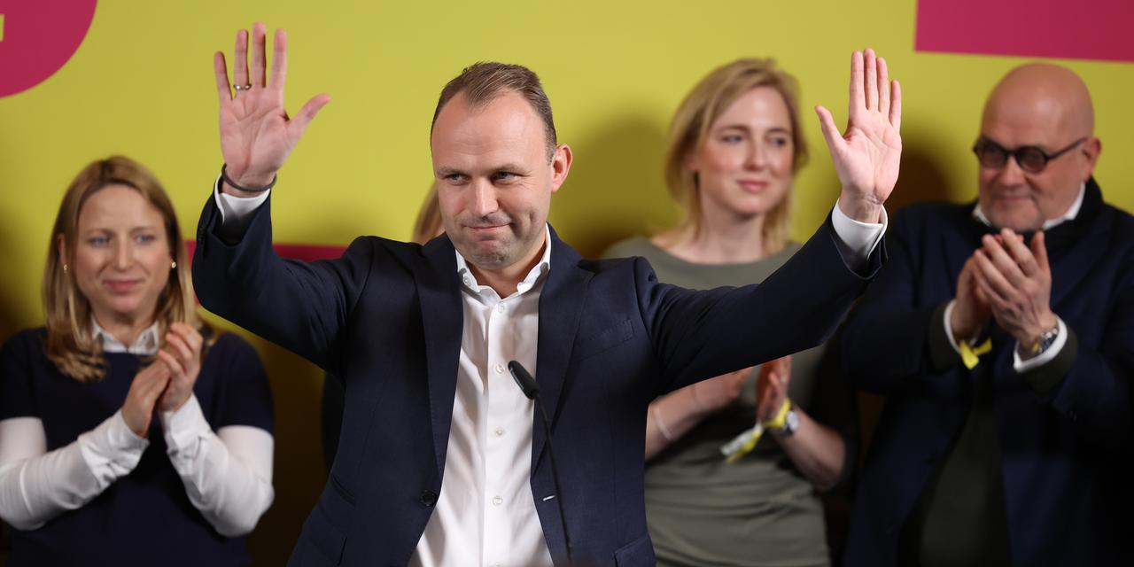 FDP-Spitzenkandidat Sebastian Czaja steht auf der Bühne der FDP-Wahlparty. FDP-Spitzenkandidat Sebastian Czaja steht auf der Bühne der FDP-Wahlparty.