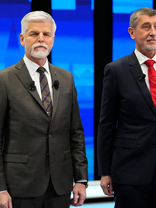 Die tschechischen Präsidentschaftskandidaten Pavel und Babis posieren für ein Foto vor einer politischen Debatte in Prag.
