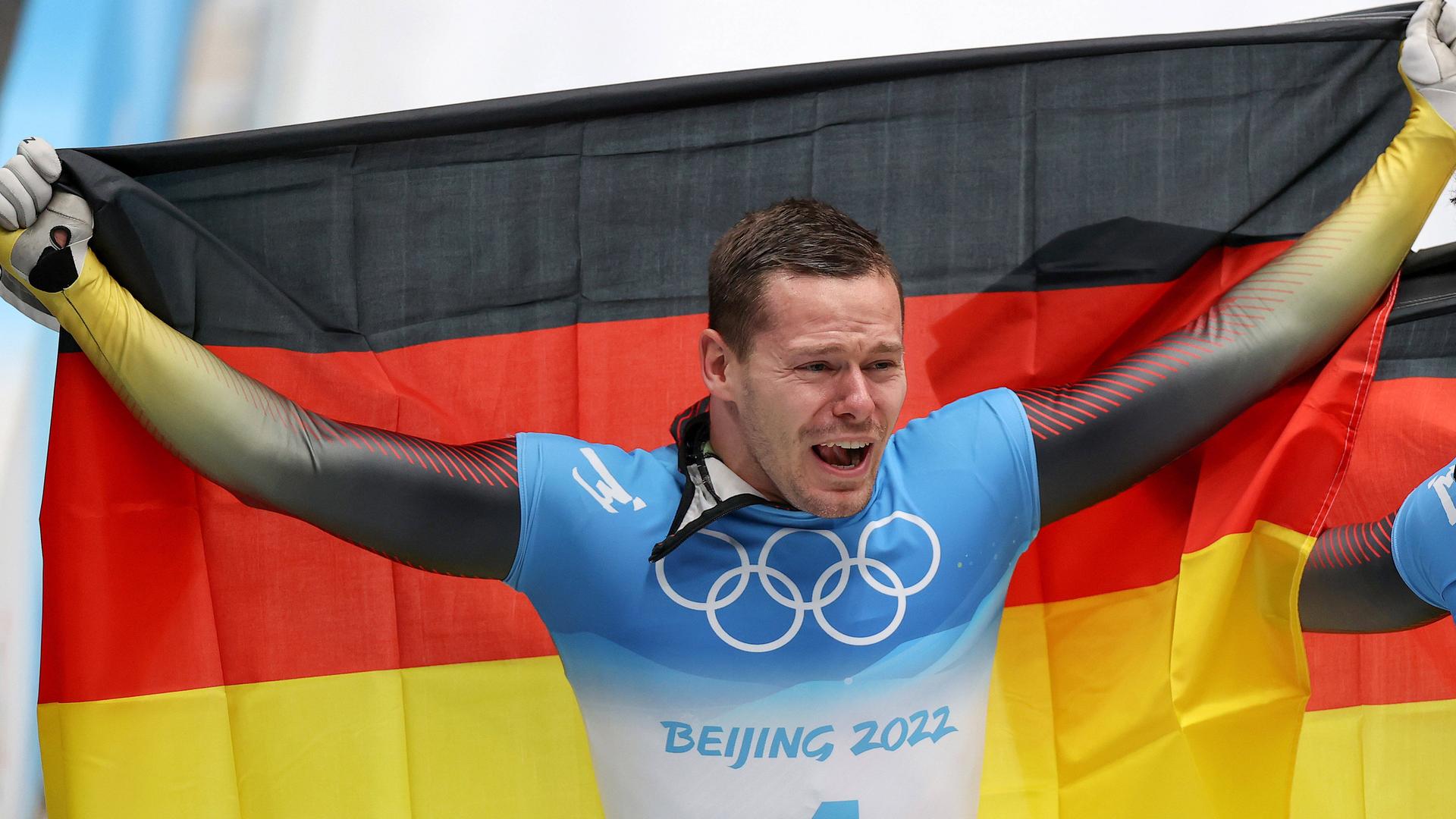Christopher Grotheer feiert seinen Sieg bei den Olympischen Winterspielen in Peking.
