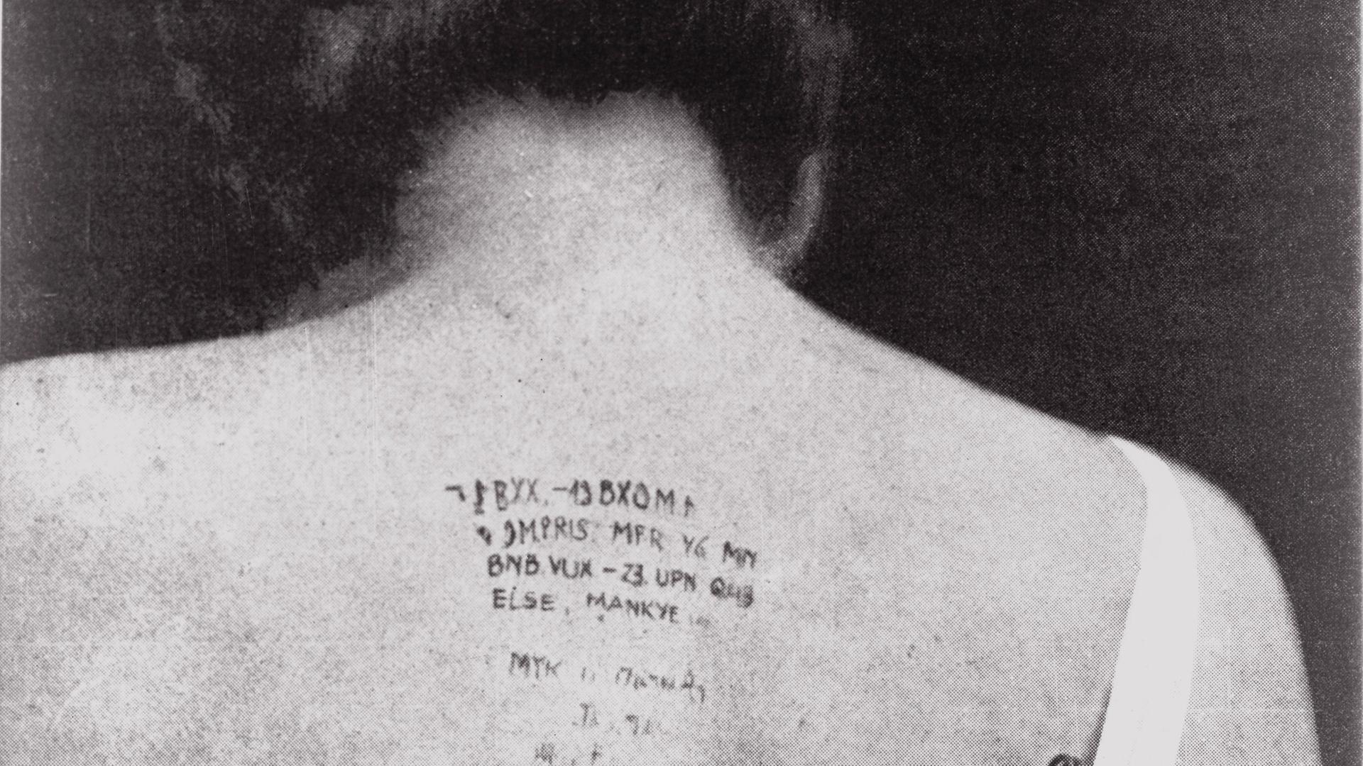 Ein historisches Foto von 1940 zeigt den Rücken einer Spionin, auf dem mit Tinte verschlüsselte Nachrichten geschrieben wurden.