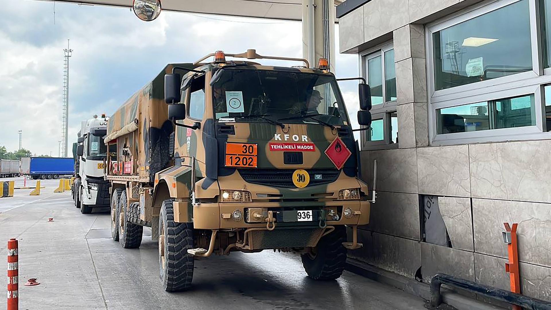 Nach Zusammenstößen mit Serben - NATO verstärkt KFOR-Truppe im Nordkosovo