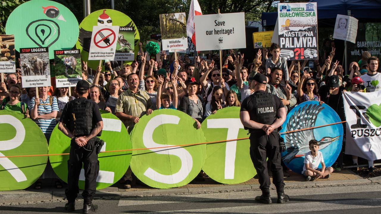 Demonstranten halten Schilder und Plakate gegen Abholzung im Urwald von Bialowieza, Demonstration bei der Konferenz des UNESCO World Heritage Committee (04.07.2017, Krakau) Demonstranten halten Schilder und Plakate gegen Abholzung im Urwald von Bialowieza, Demonstration bei der Konferenz des UNESCO World Heritage Committee (04.07.2017, Krakau)