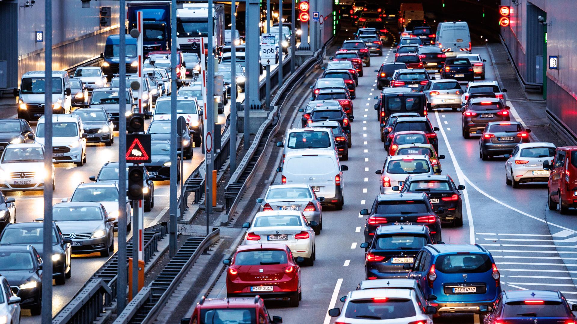 Viele Autos stehen in einem Stau Viele Autos stehen in einem Stau