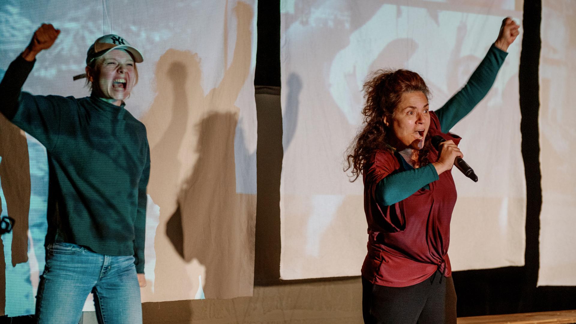 Die Schauspielerinnen Suhair Omran (rechts) und Berit Vander (links) bei den Proben für die Premiere in Mühlheim. Die Schauspielerinnen Suhair Omran (rechts) und Berit Vander (links) bei den Proben für die Premiere in Mühlheim.