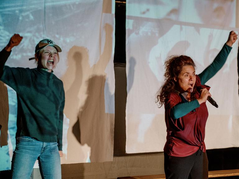 Die Schauspielerinnen Suhair Omran (rechts) und Berit Vander (links) bei den Proben für die Premiere in Mühlheim.  