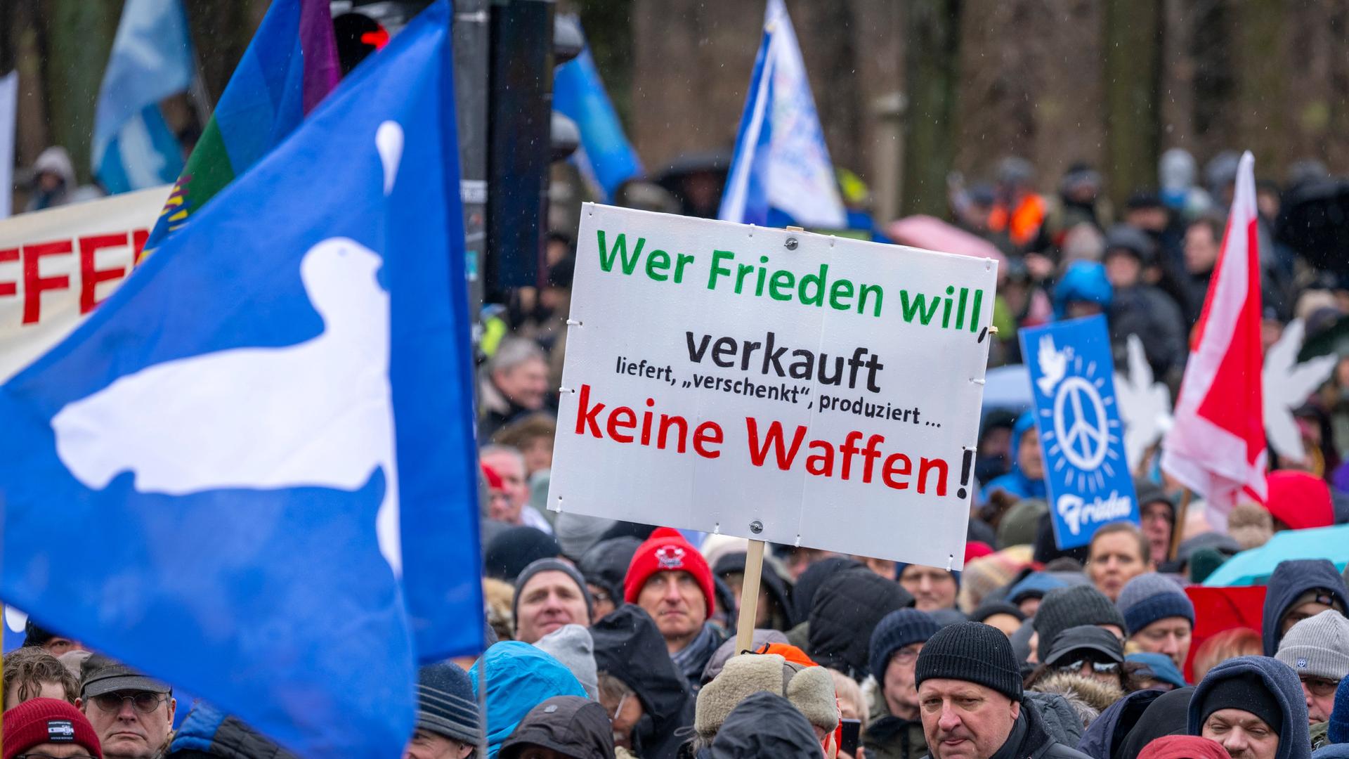 Berlin - Tausende Demonstrieren Bei "Aufstand Für Frieden" Für ...