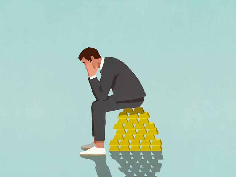 Illustration: Eine Mann sitzt besorgt auf einem Haufen Goldbarren.