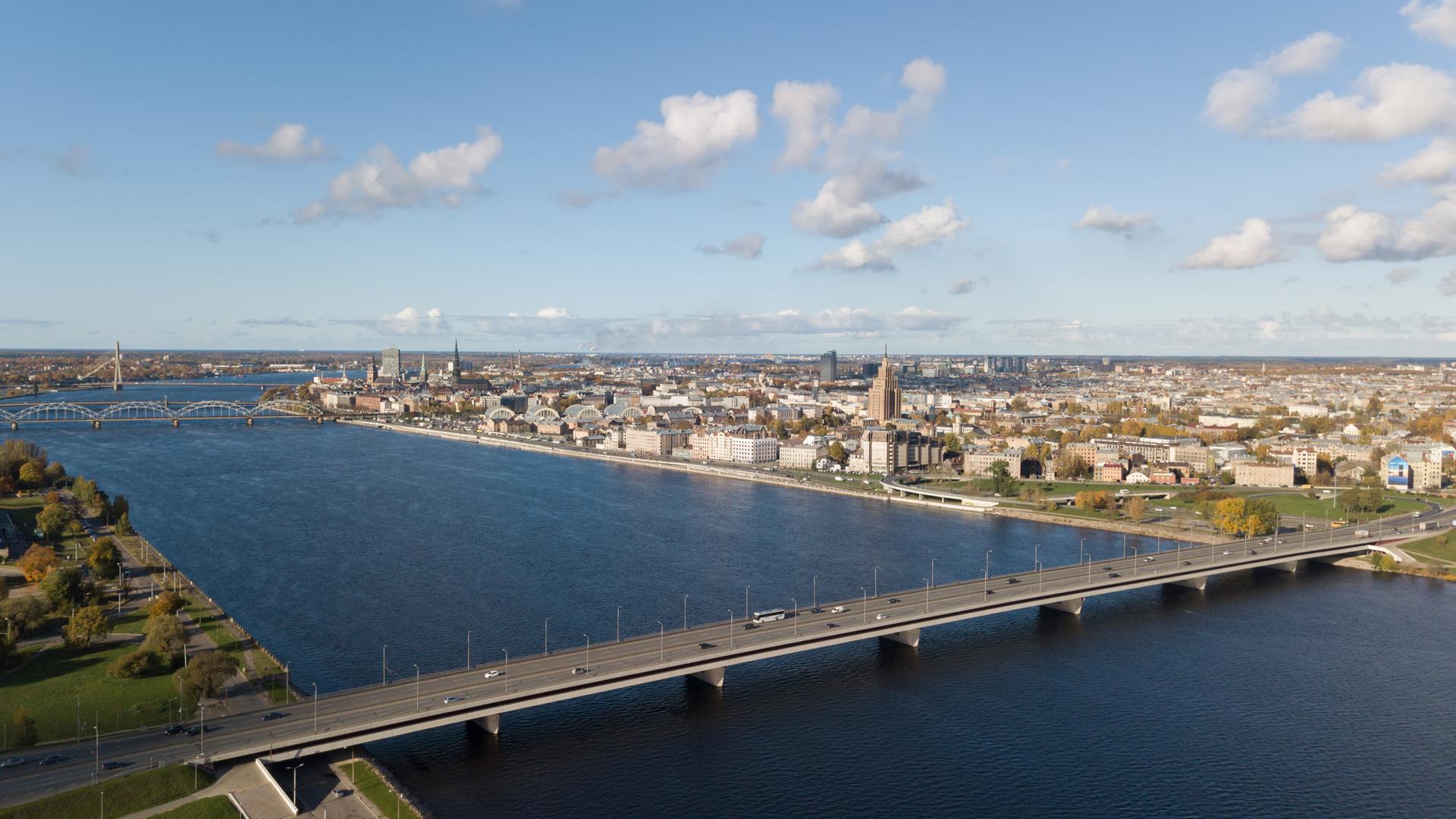 Blick über den Fluss Daugava auf die Stadt Riga Blick über den Fluss Daugava auf die Stadt Riga