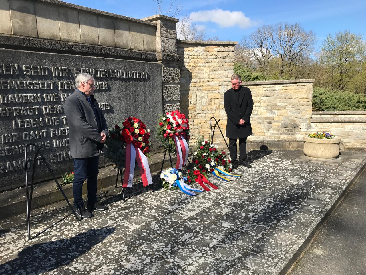 Der Bürgermeister der Stadt Seelow und ein Vertreter der Linken gedenken an die Opfer des Zweiten Weltkrieges auf den Seelower Höhen.