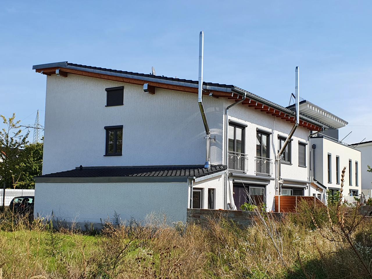 Edelstahlschornsteine von Kaminen in einem Neubauviertel der baden-württembergischen Kreisstadt Stutensee Edelstahlschornsteine von Kaminen in einem Neubauviertel der baden-württembergischen Kreisstadt Stutensee